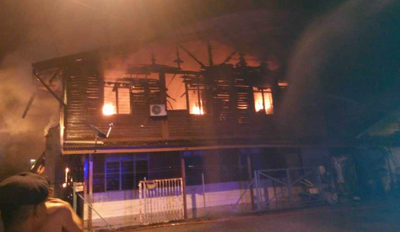 Keadaan rumah yang sedang terbakar di Kampung Baru Cina Repas, Bentong, awal pagi ini. - Foto ihsan JBPM