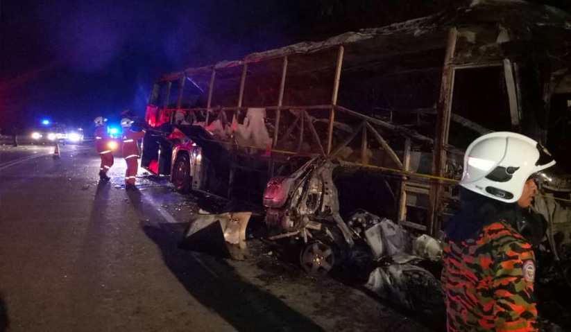 Keadaan bas ekspres yang terbakar selepas bertembung dengan sebuah Perodua Myvi di Kampung Tenglu, Mersing, malam tadi. - Jabatan Bomba dan Penyelamat