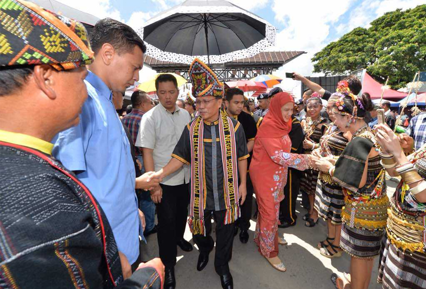 MOHD Shafie ketika menghadiri Sambutan Pesta Kaamatan Peringkat Negeri Sabah di Dewan Pusat Kebudayaan KDCA, hari ini.
