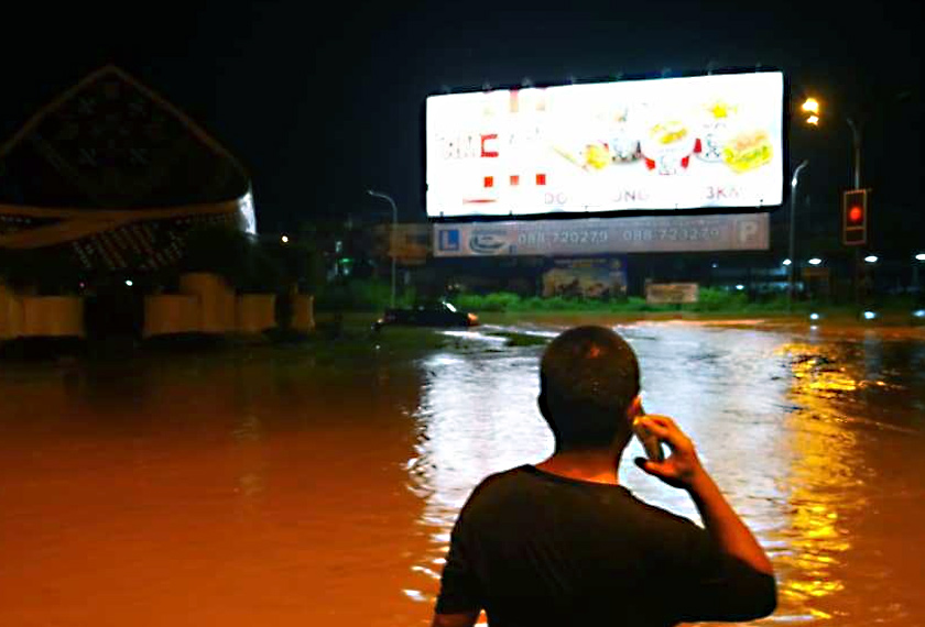 Keadaan banjir kilat di sekitar Jalan Pintas Penampang dan Kampung Nosob, Penampang, malam tadi.