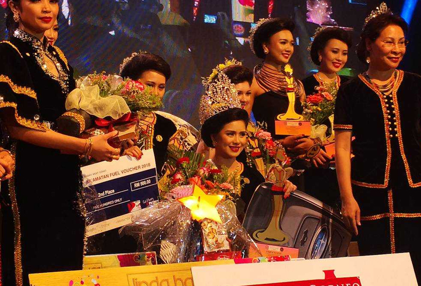 Hosiani (tengah) bergambar bersama peserta lain selepas dinobatkan pemenang Ratu Unduk Ngadau 2018.