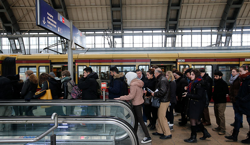 Orang Islam berpuasa yang mengandalikan pengangkutan awam dibimbangi tidak fokus dalam tugas. - Reuters