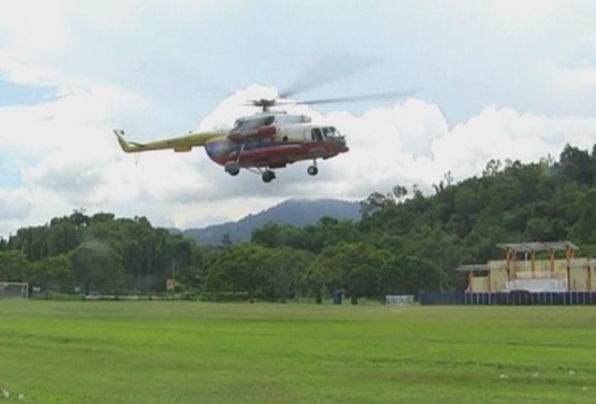 Semua bekalan makanan itu dihantar melalui helikopter MI-17 berikutan jalan darat ke kawasan berkenaan berlaku kerosakan akibat hujan sejak beberapa hari lalu. - Foto Astro AWANI