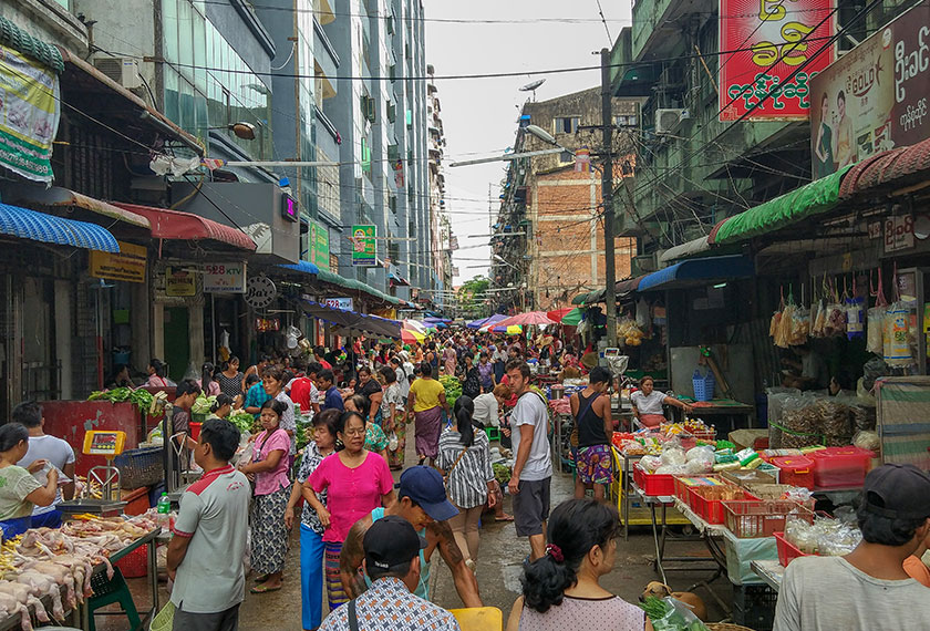 Tinjauan pada Ogos 2017 menunjukkan bahawa 49 peratus orang dewasa berminat untuk membuka sebuah akaun bank. - Mai Duong/Ceritalah
