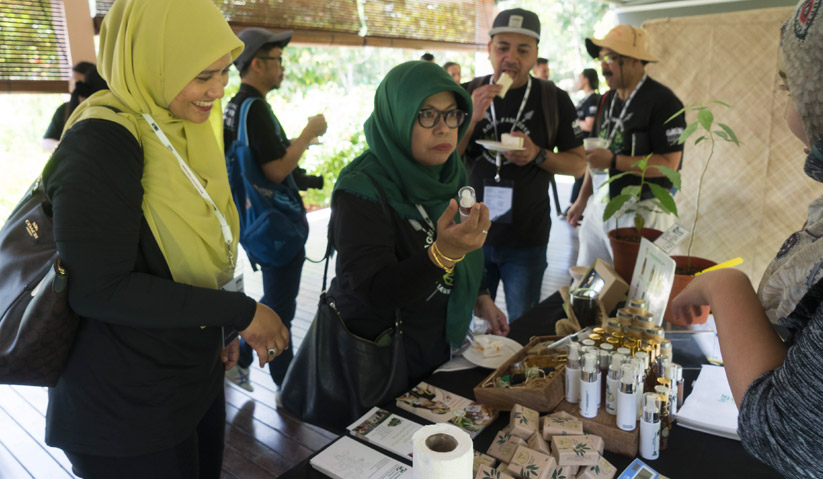 Peserta program diberi penerangan mengenai produk. Astro AWANI