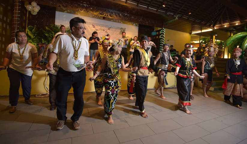 Peserta program turut sama belajar mengenai persembahan kebudayaan tradisional Sarawak. Astro AWANI