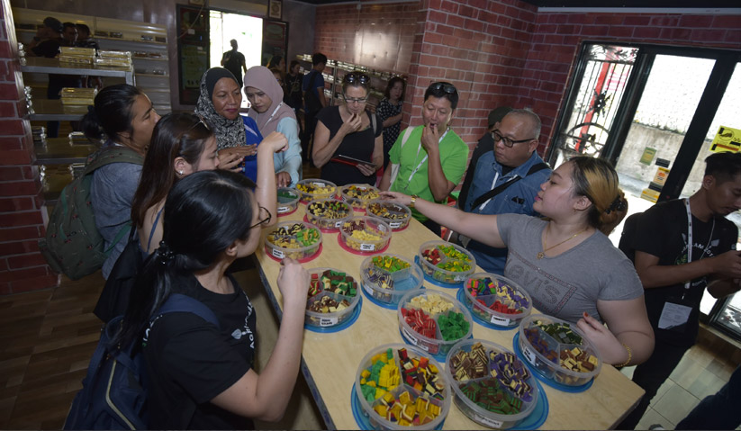 Peserta program menikmati kepelbagaian produk makanan di Sarawak. Astro AWANI