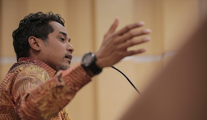Ahli Parlimen Rembau, Khairy Jamaluddin menempelak kenyataan bekas Perdana Menteri, Datuk Seri Najib Tun Razak yang menyifatkan kekalah BN pada PRU14 adalah kerada fitnah dan janji palsu PH