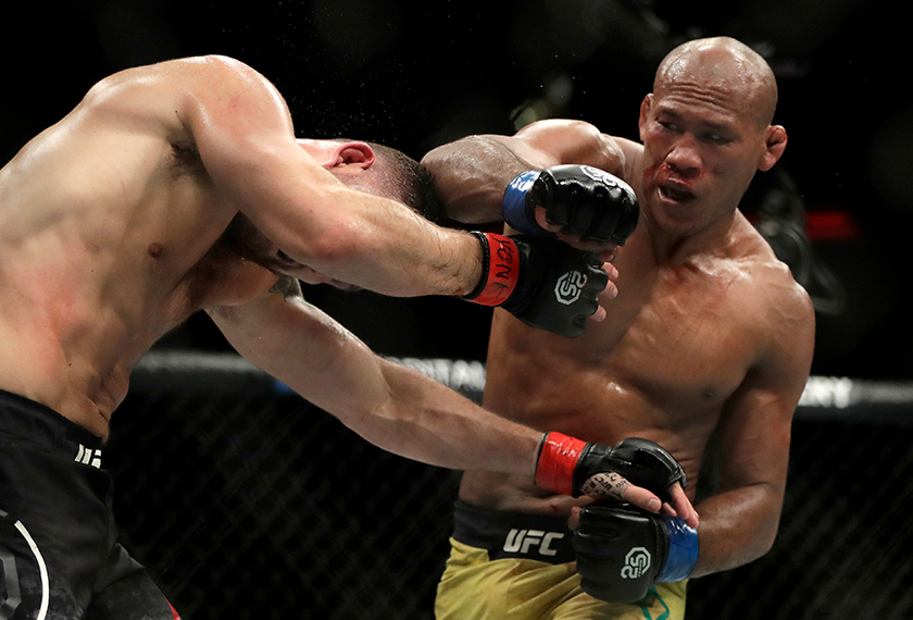 Souza berjaya merebahkan Weidman menerusi tumbukan tangan kanannya. - Foto AP