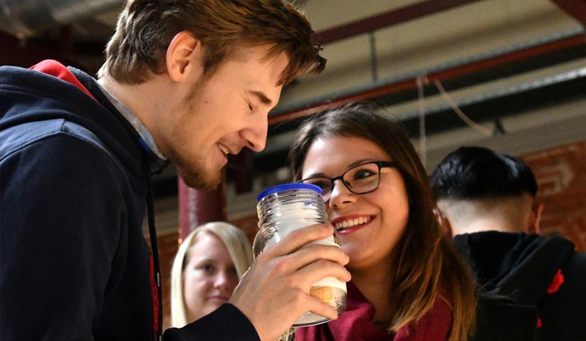 Pengunjung yang datang cuba membau keju berulat di Disgusting Food Museum di Sweden. Foto: Reuters