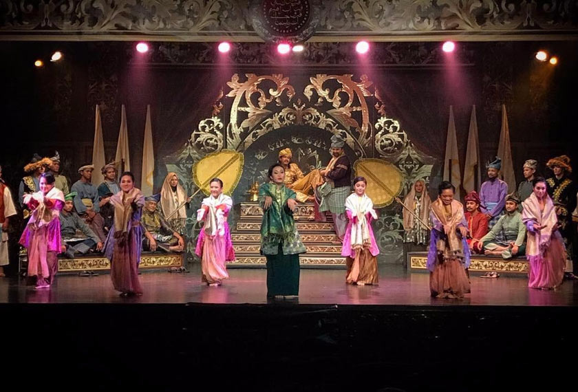 Bangsawan merupakan muzikal versi Melayu. - Astro AWANI