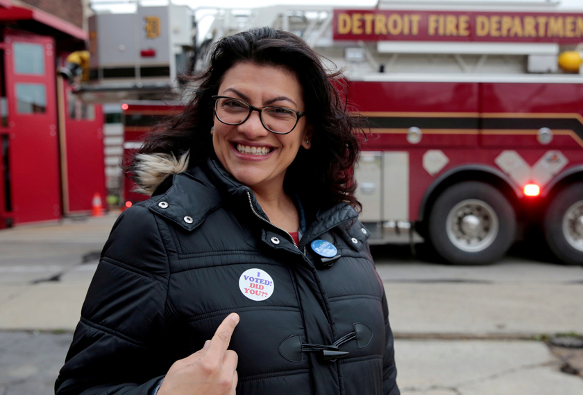 Rashida Tlaib menuding kepada pelekat 'I voted' (saya telah mengundi) selepas mengundi untuk pilihan raya separa penggal di Detroit, Michigan, 6 Nov, 2018. REUTERS