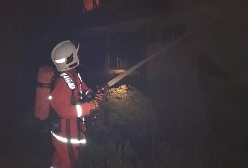 Anggota bomba dan penyelamat berusaha memadam kebakaran.