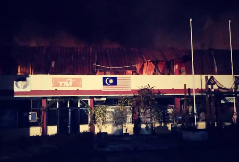 Sebuah bilik guru di SMK Medamit terbakar malam tadi.