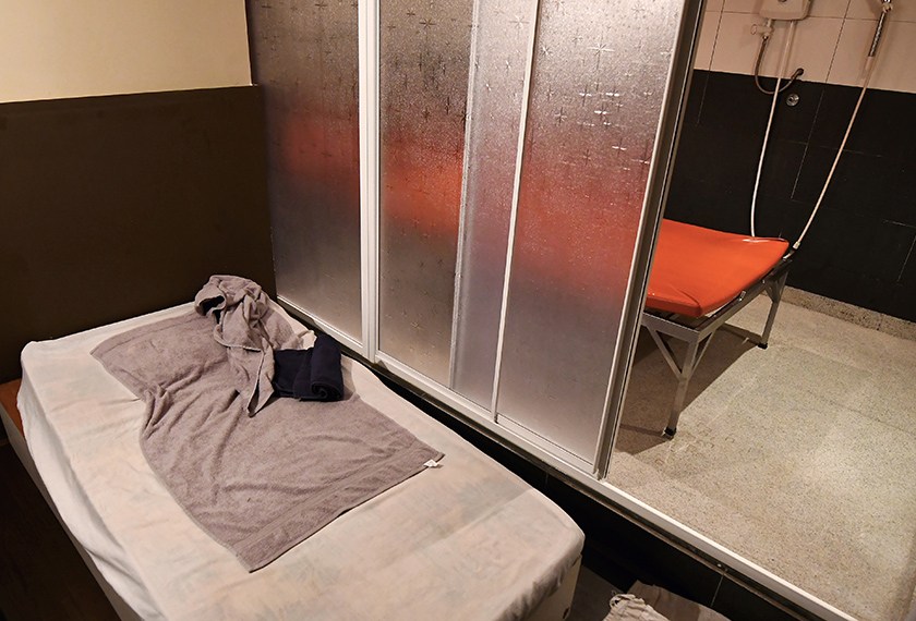 Bilik urut yang telah diubah suai ketika Operasi Khas Premis dijalankan sekitar Kuchai Lama malam tadi. --fotoBERNAMA