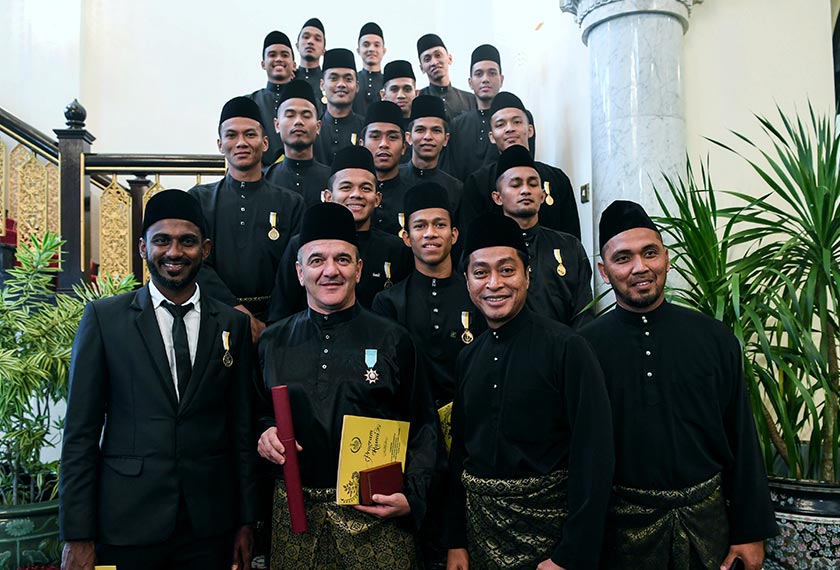 Penerima Darjah Ahli Mahkota Perak (AMP) yang merupakan ketua jurulatih pasukan bola sepak Perak, Mehmet Durakovic (dua,kiri) bergambar bersama pasukannya pada istiadat penganugerahan darjah kebesaran, bintang dan pingat negeri Perak. - Foto Bernama