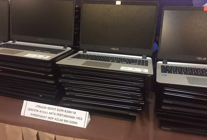 Sebanyak 118 buah komputer riba digunakan sindiket pengiklanan judi tersebut. - Astro AWANI/Afiq Ariffin