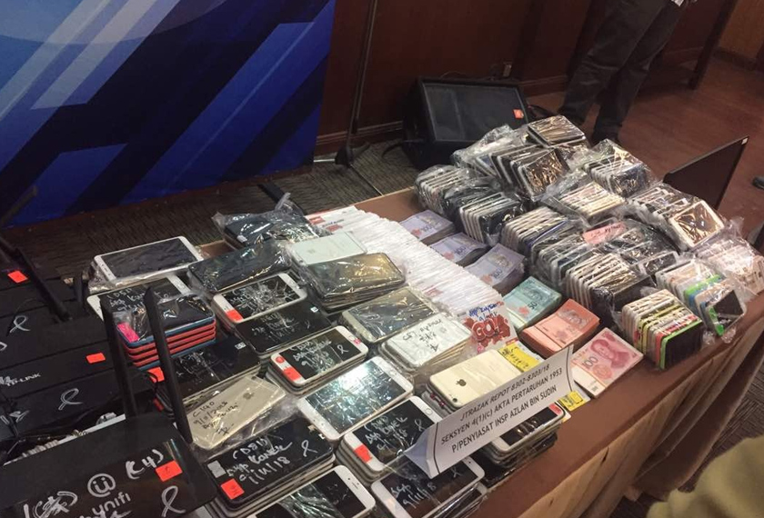Antara barangan yang berjaya dirampas pihak polis Kuala Lumpur di lokasi serbuan. - Astro AWANI/Afiq Ariffin