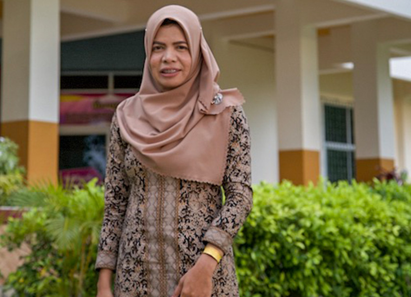 CIKGU CHE: Bahasa bukannya agama. Bahasa lebih dari suatu keyakinan dan di situlah terletaknya keindahannya. Bahasa merupakan jati diri kita dan anda tidak boleh merampasnya dari kami. Wan Muhaimin/Ceritalah