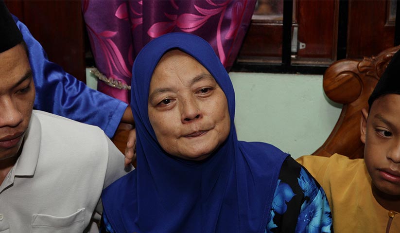 Balu Allahyarham Zaibo, Siti Hawa Sawal, 52, ketika ditemui pemberita di kediamannya di Rengit, Batu Pahat hari ini. - BERNAMA