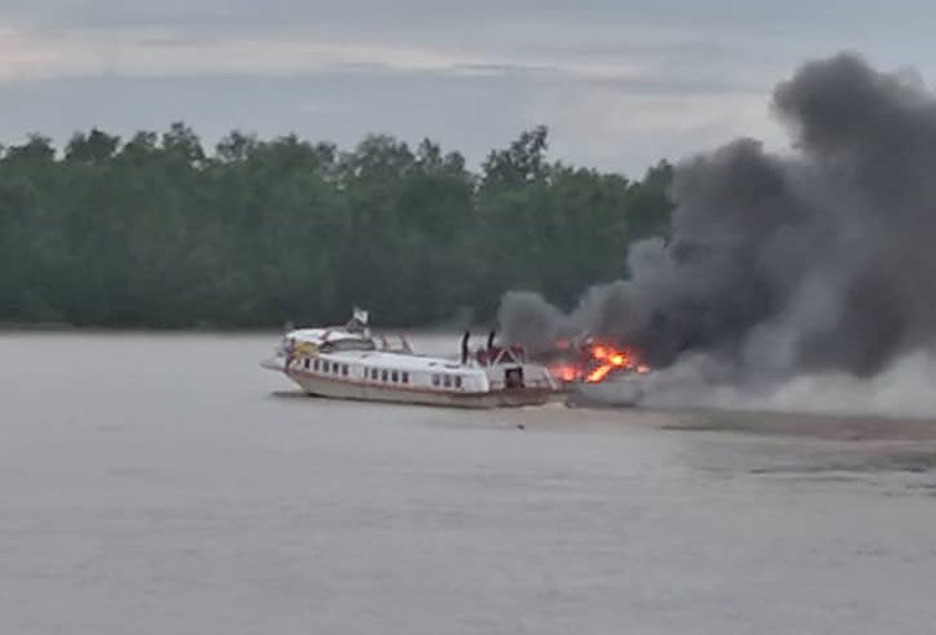 Akibat kejadian itu, salah satu bot musnah seratus peratus sementara satu lagi mengalami kemusnahan 10 peratus. Foto Ihsan JBPM Sarawak