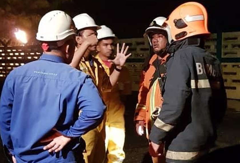 Anggota bomba berbincang dengan kakitangan Petronas di lokasi kejadian. Foto ihsan JBPM Kedah