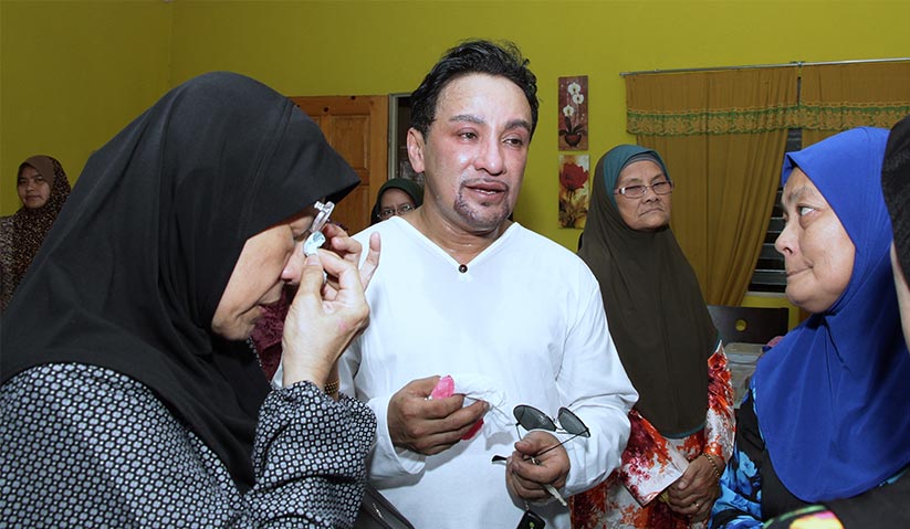 Penulis lirik terkenal Habsah Hassan (kiri) dan pelakon Singapura Rudy Marican (tengah) yang merupakan rakan karib kepada Allahyarham Zaibo turut hadir bagi memberi penghormatan terakhir di kediaman Zaibo di Rengit, Batu Pahat hari ini. - BERNAMA