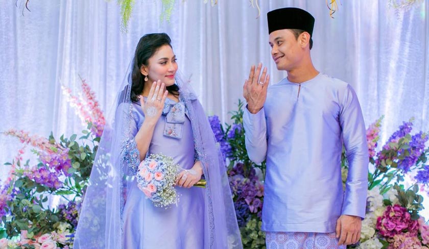 Kedua-dua mempelai menunjukkan tanda manis di jari sebagai tanda pertunangan. - Foto: @kaki5photo