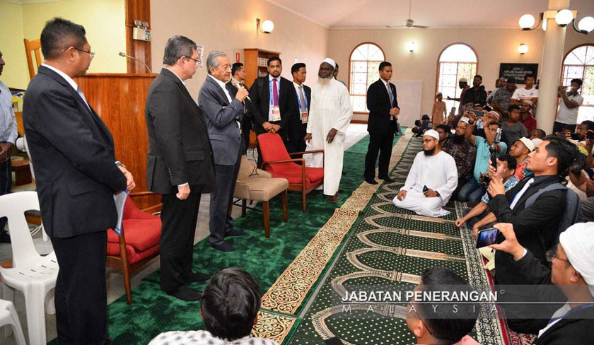 Dr Mahathir sempat menyampaikan ucapan ringkas kepada umat Islam Papua New Guinea sempena lawatannya. - Foto: Jabatan Penerangan