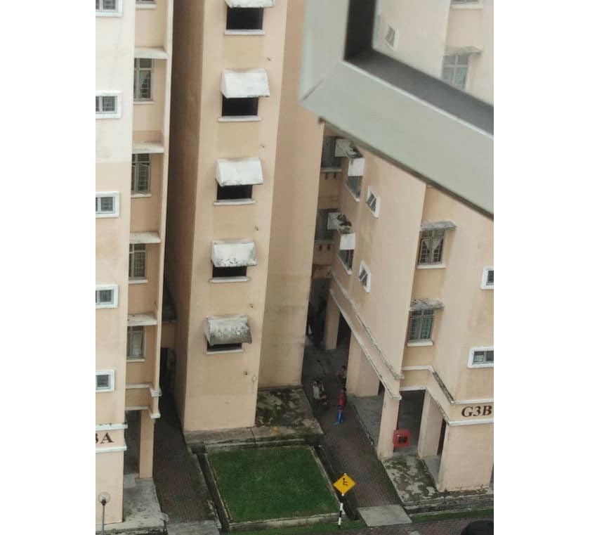 Lokasi kejadian kanak-kanak jatuh dari kuarters tentera di Setapak hari ini. - Sumber: Media sosial