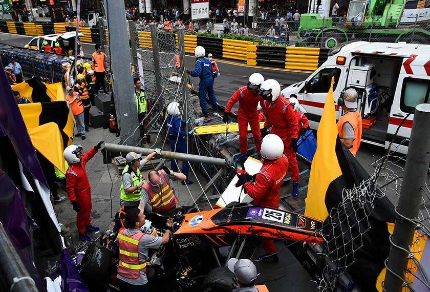 Tragedi tersebut menyebabkan perlumbaan itu dihentikan serta-merta dan diteruskan semula sejam kemudian. -Reuters 