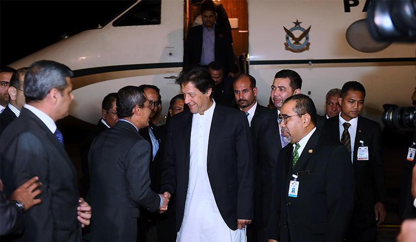 Perdana Menteri Pakistan Imran Khan tiba di Kompleks Bunga Raya, Lapangan Terbang Antarabangsa Kuala Lumpur (KLIA) malam ini bagi memulakan lawatan rasmi dua hari ke negara ini. - Foto Bernama