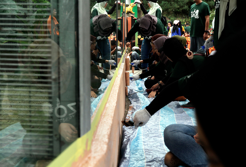 Sebahagian daripada kakitangan KPRJ mengecat semula tembok di dalam ruang legar Zoo Johor. - Bernama