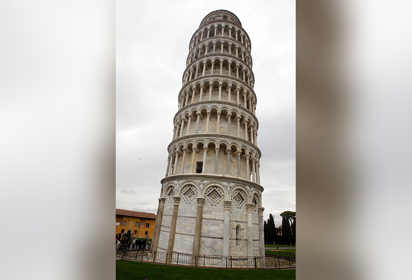 Menara itu dilihat sedikit menegak.