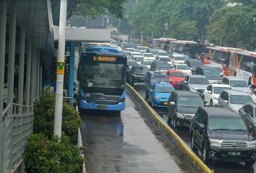 A strong political commitment meant a willingness to set dedicated roadways for the TransJakarta BRT buses and provide a substantial subsidy that keeps the ticket cost at an extremely affordable IDR3,500 (USD0.23) – unchanged for over 14 years. Zakie Ramadhani/Ceritalah