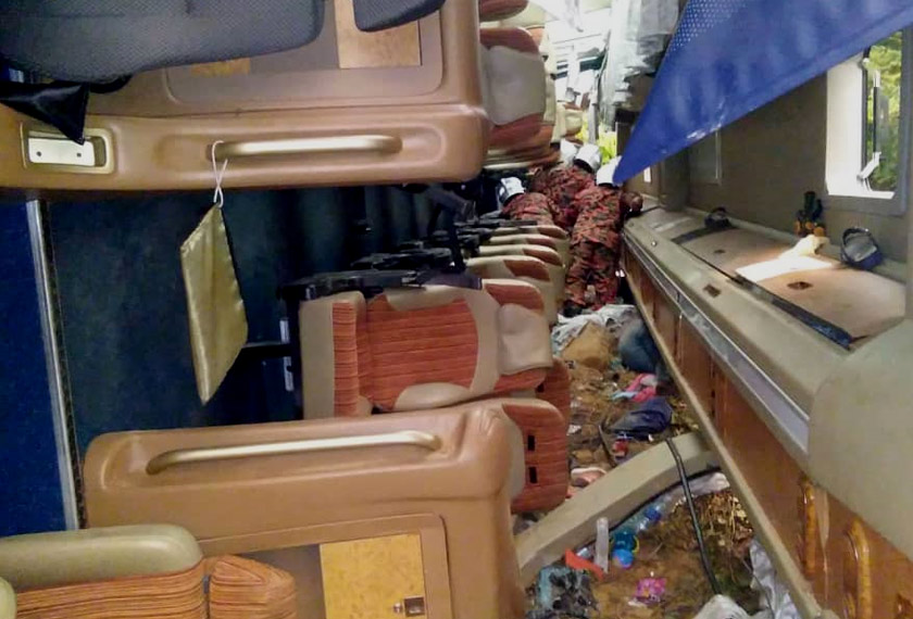 Pasukan penyelamat cuba membawa keluar mangsa kemalangan. Foto ihsan JBPM