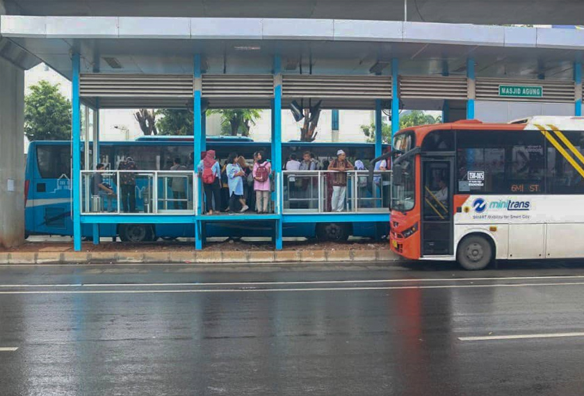 TransJakarta’s BRT with its 'cheap and cheerful' character utilises existing roads and simple construction techniques. The initial single route has been added to and adapted countless times so much so that there are now well over 125 routes, 2,000 buses and over 650,000 passengers every day. Zakie Ramadhani/Ceritalah