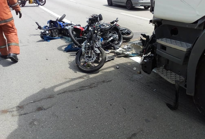 Kemalangan menyebabkan kesesakan lebih lima kilometer dari susur keluar Lembah Beringin menuju utara. Foto JBPM Selangor