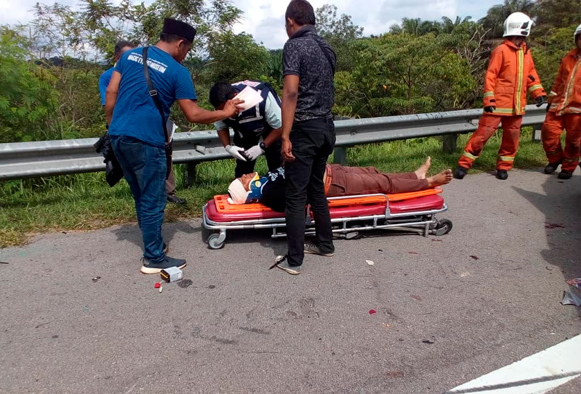 Mangsa dihantar ke Hospital Buloh untuk tindakan selanjutnya. Foto JBPM Selangor