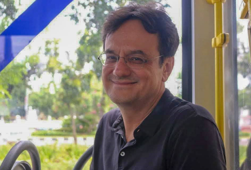 Kolumnis dan penulis Ceritalah, Karim Raslan, mencuba sistem pengangkutan awam Jakarta dengan menaiki bas TransJakarta. Zakie Ramadhani/Ceritalah