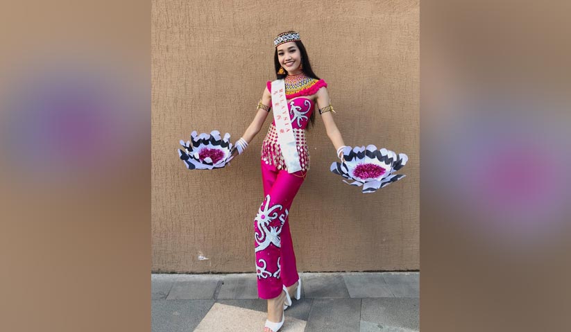 Inspirasi budaya etnik di Sarawak jadi pilihan Larissa untuk segmen Kostum Kebangsaan. - Instagram/Larissa Ping