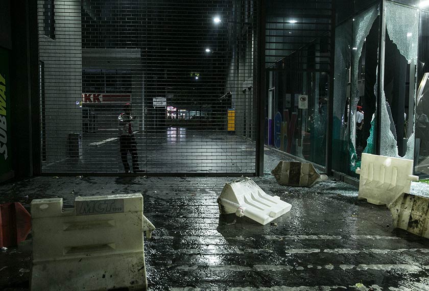 Keadaan di bangunan Menara MCT yang menempatkan pejabat One City di Putra Heights, Subang Jaya awal pagi ini. - Astro AWANI/SHAHIR OMAR