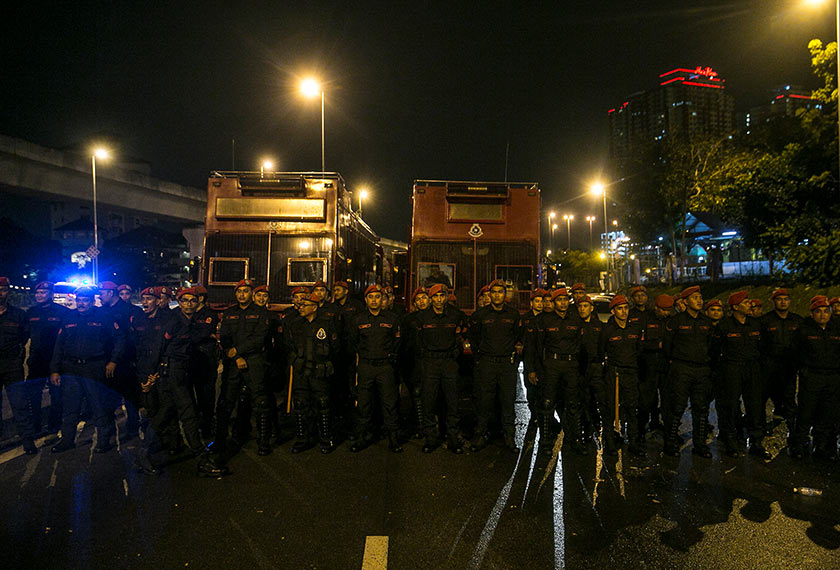 Anggota keselamatan berkawal di sekitar kawasan kuil Sri Maha Mariamman. Astro AWANI/SHAHIR OMAR