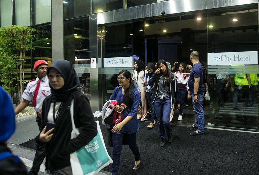 Penginap di sebuah hotel berdekatan Menara MCT yang menempatkan pejabat pemaju One City diminta meninggalkan premis susulan kekecohan kedua yang terjadi awal pagi ini. - Astro AWANI/SHAHIR OMAR