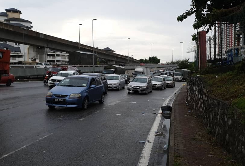 Suasana di jalan besar di luar kawasan kuil kelihatan seperti pada hari-hari biasa. Astro AWANI/WAN SYAMSUL AMLY