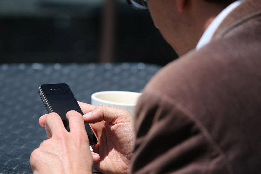 Khabar yang tidak sahih seringkali dikongsi secara membuta-tuli oleh pengguna media sosial. - Gambar hiasan