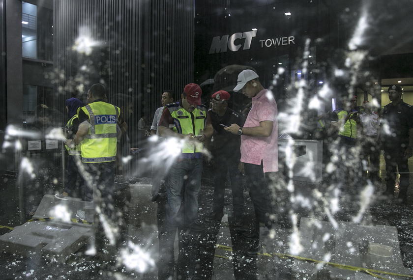 Apabila emosi menguasai akal, isu yang boleh diselesai secara aman di meja rundingan tidak dapat terlaksana. - Gambar fail