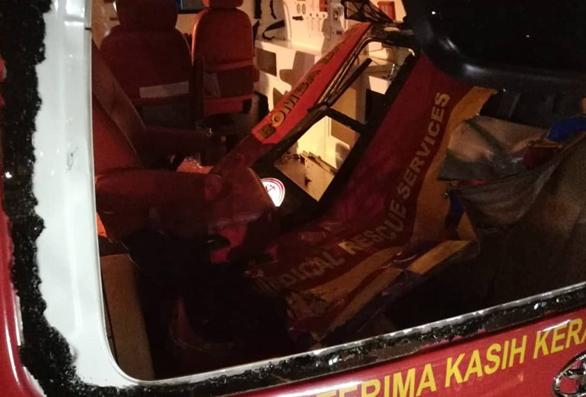 Keadaan jentera EMRS Bomba yang terbabit dalam insiden rusuhan pada awal pagi Selasa.