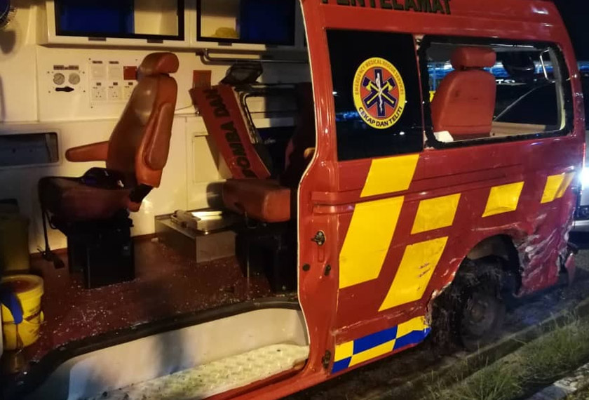 Pintu jentera EMRS Bomba tercabut dalam insiden berkenaan.