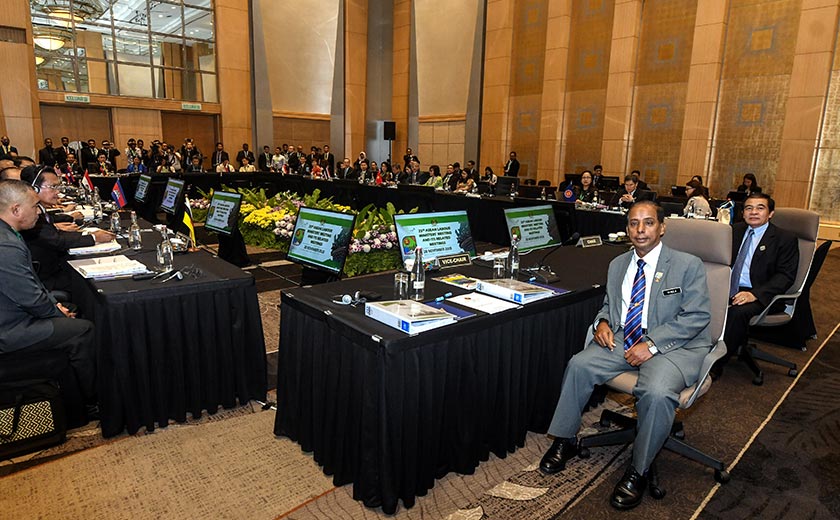 Menteri Sumber Manusia M Kula Segaran (kanan) bergambar sebelum mempengerusikan Mesyuarat Menteri-Menteri Buruh ASEAN ke-25 hari ini. - Foto Bernama